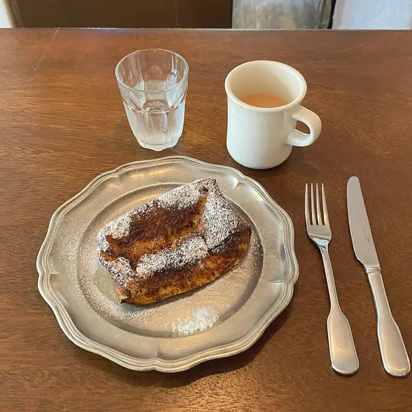 Bir parça ekmek ve bir fincan kahvenin mutfak fotoğrafı.