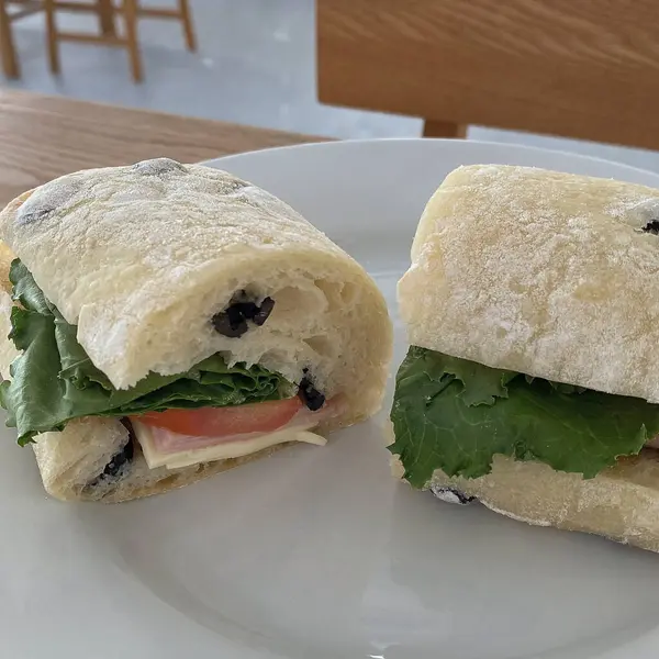 Taze domates ve marullu lezzetli bir sandviç.