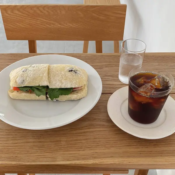 Bir fincan çay, bir bardak süt ve bir sandviç.