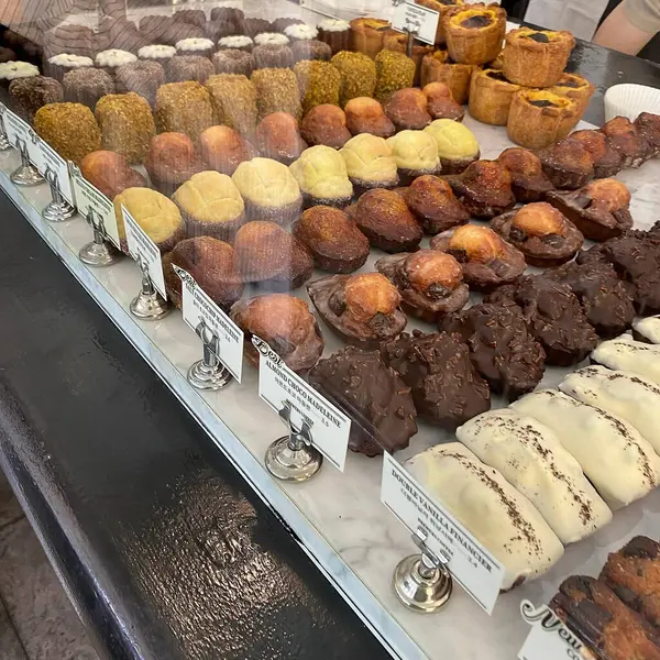 Marketteki lezzetli çikolatalı tatlılar.