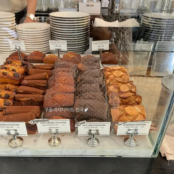 Bir fırında bir sürü çikolatalı pralin.