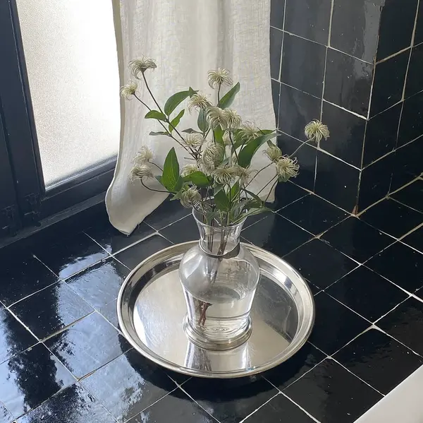 Cam vazoda beyaz çiçekler