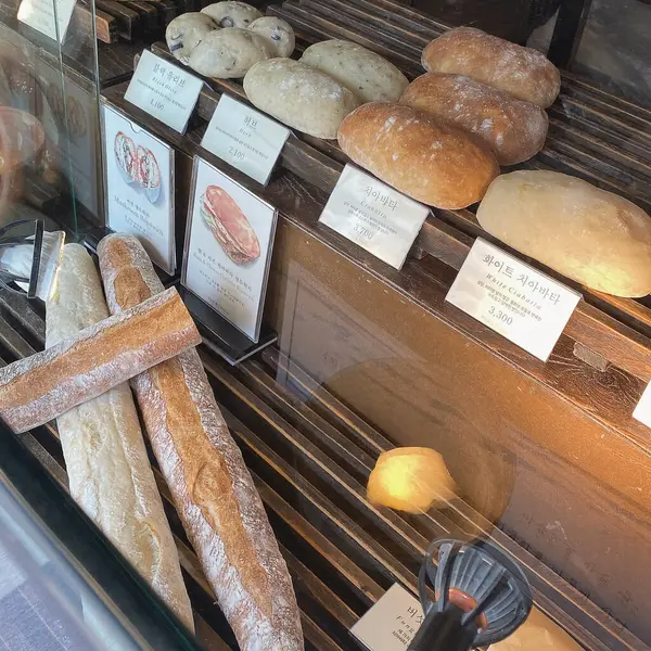 Fırında taze ekmek ve fırın ürünleri.