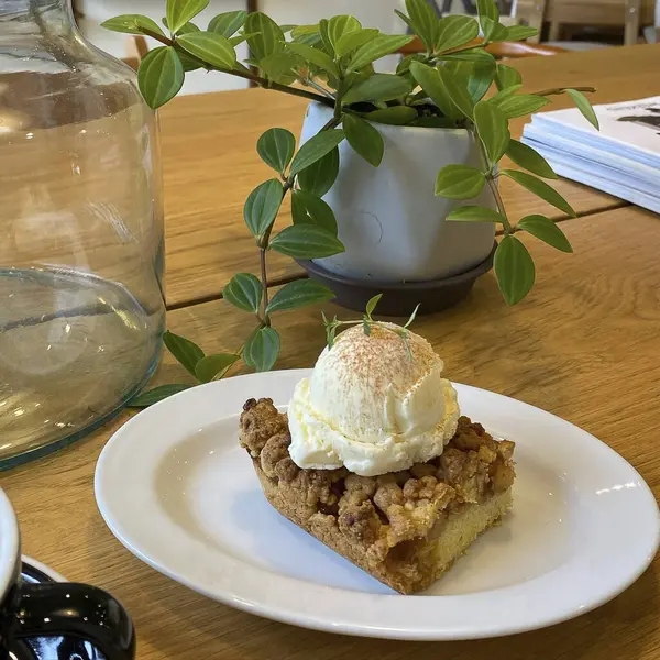 Bir fincan kahveli kek ve bir dilim kek.