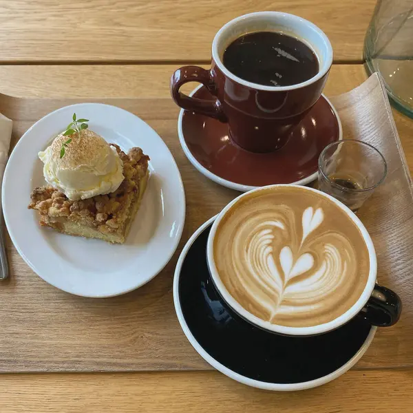 kahve ve kek ahşap masada.