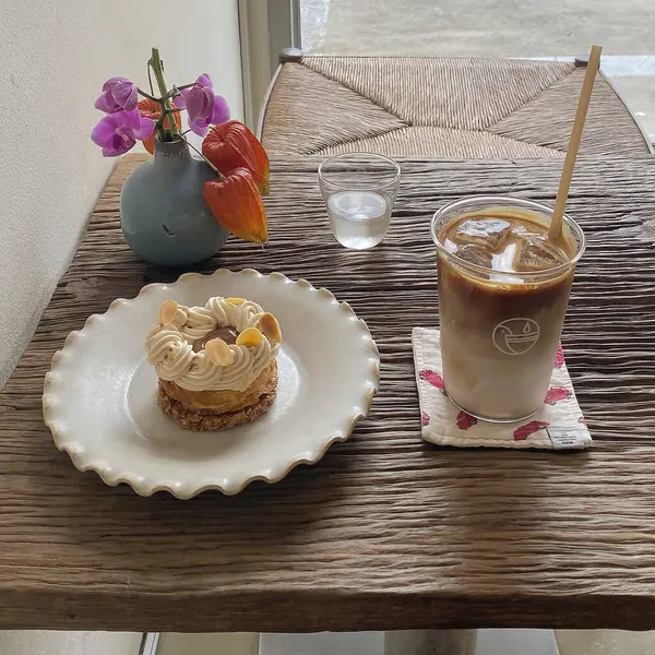 Masada bir fincan kahve ve kek.