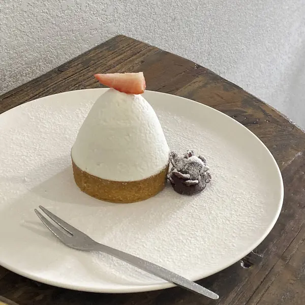 Krem şantili ve beyaz çikolatalı pastaya yakın plan.