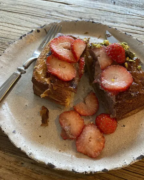 Çilekli ve çikolatalı bir dilim pasta.