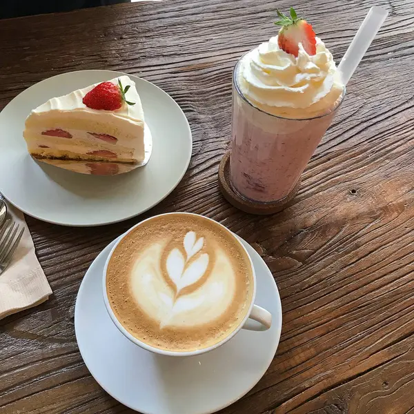 Sütlü ve kahveli çilekli pasta.