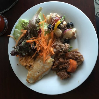 Masada bir tabak yemek.