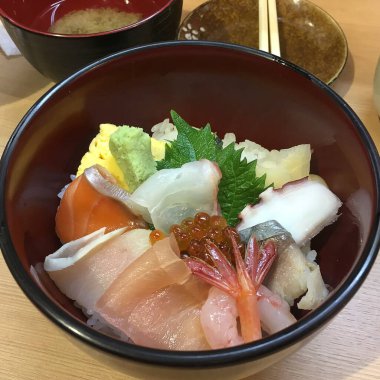 Suşi 'yi pirinç ve somonla kapatın.