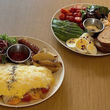 Lezzetli ve sağlıklı yemekler masada.