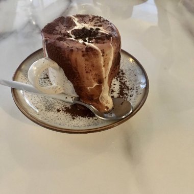 Çikolata soslu ve kremalı dondurma.