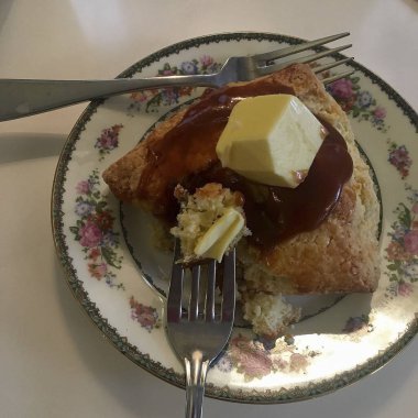 Bir parça ekmek ve bir parça peynirli pasta.