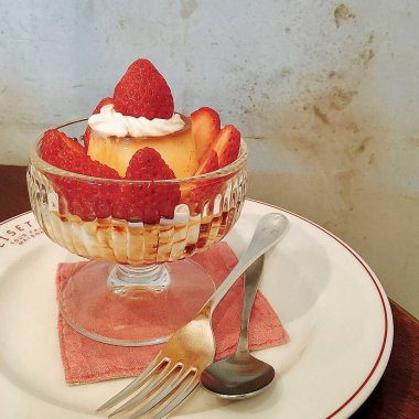 Krem şantili ve taze çilekli çilekli.