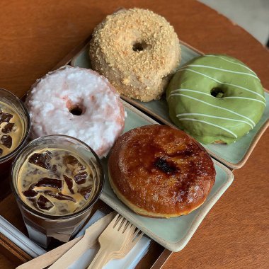 Lezzetli çörekler ve kahve masada.