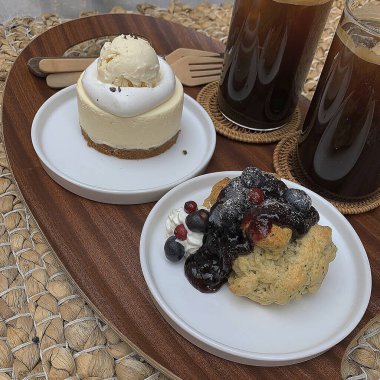 Bir fincan çay ve ahşap masada bir pasta.