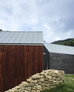 Metal çitli modern ev