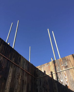 Mavi gökyüzü arkaplanlı ahşap çatı