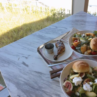 Beyaz tabakta taze salata. yüksek kaliteli fotoğraf