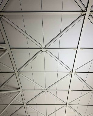 tavanda metal yapı ve tavan şekli var.