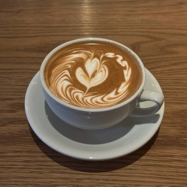 Beyaz bardakta kahve sanatı.