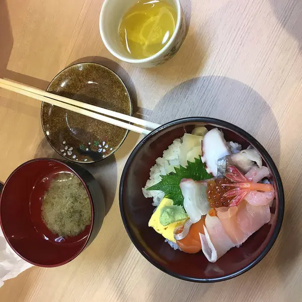 Suşi ve soya soslu Japon yemeği.