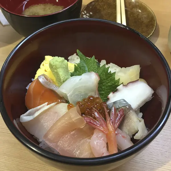 Suşi 'yi pirinç ve somonla kapatın.