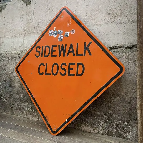 Kaldırımdaki sokak tabelası