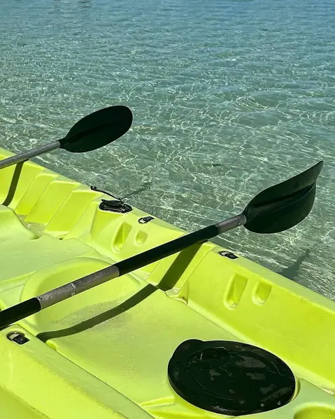 Sahilde sarı kano, yaz tatili.