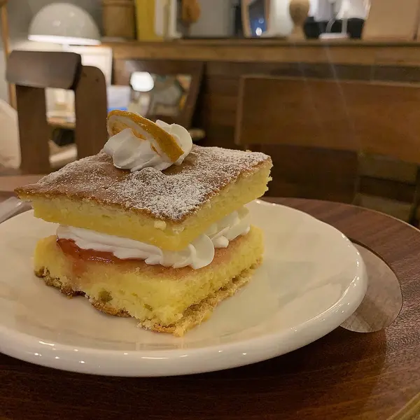 Bir fincan kahveyle lezzetli bir kekin yakın plan çekimi.