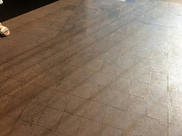 Beyaz fayanslı eski kirli zemin