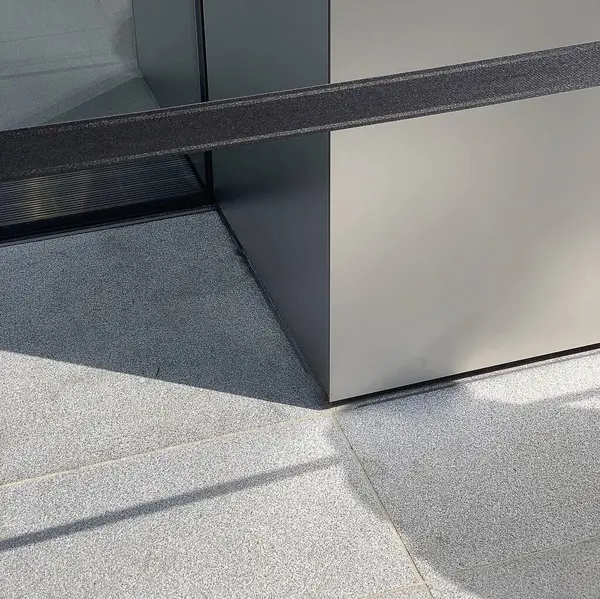 Metal sapı ve kapısı olan gri ve beyaz metal bir doku.