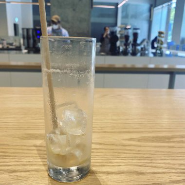 Masada buzlu içecek var.