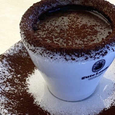 Çikolata ve tarçınlı bir fincan espresso.