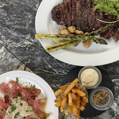 Taze lezzetli yiyeceklere yakın durun.