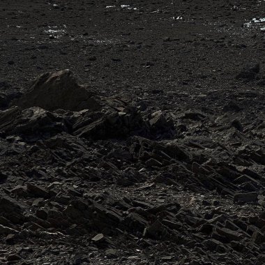 Dağlardaki siyah volkanik kayalar