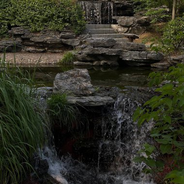 Parktaki nehrin güzel manzarası