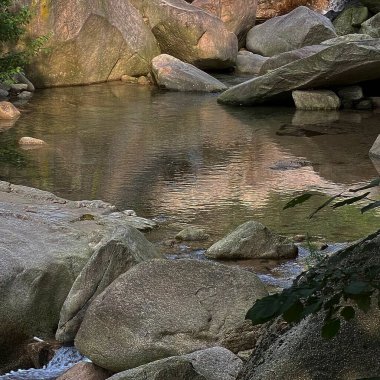 Nehirdeki taşlar ve kayalar, doğa