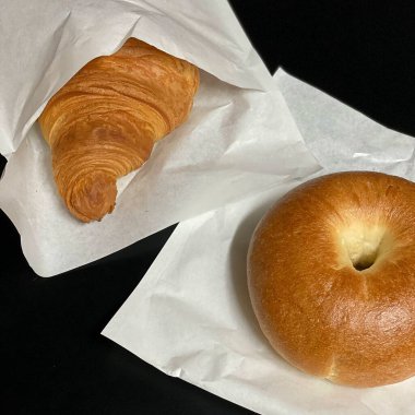 Kruvasan ve beyaz arka planda iki sade kahve.