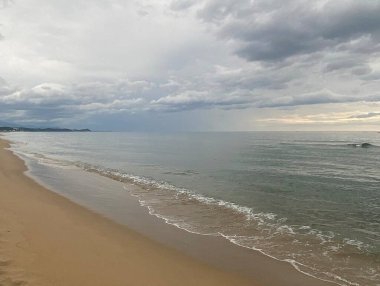 Deniz dalgaları ile güzel sahil