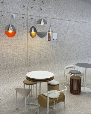 iç tasarım modern oturma odası beyaz sandalyeli, lambalı ve zeminli. 3d illüstrasyon