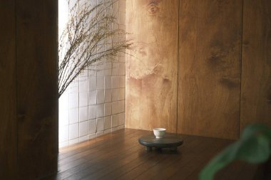 Japon restoranının içindeki boş masa.