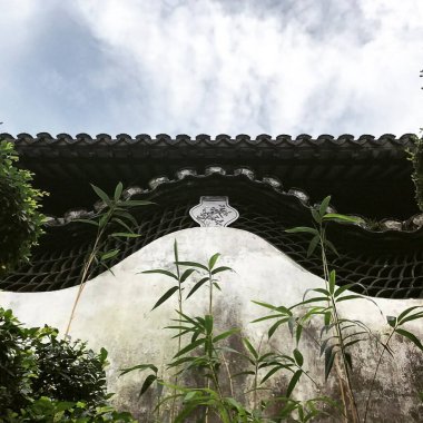 Şehirdeki eski ahşap ev.