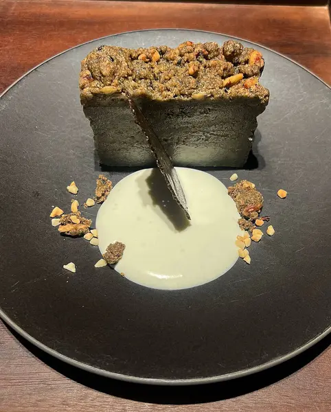 Tabağında krema olan lezzetli çikolatalı pasta.