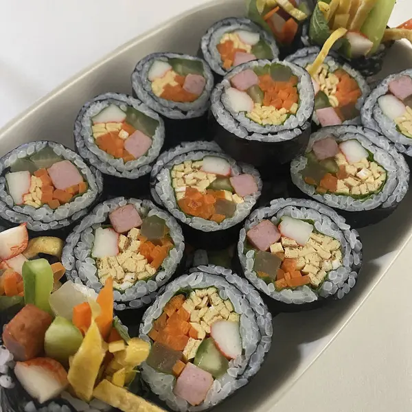 Somon ve sebzeli taze rulo.