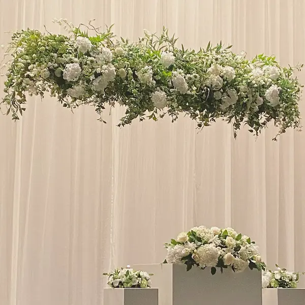 Çiçekler ve mumlar ile düğün dekor