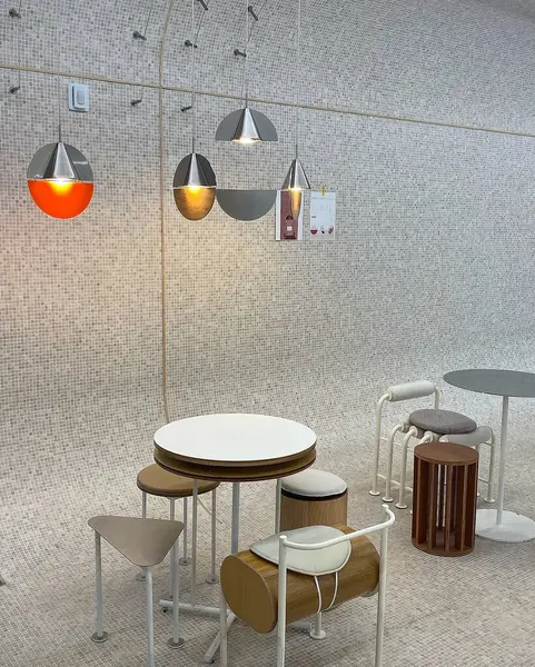 iç tasarım modern oturma odası beyaz sandalyeli, lambalı ve zeminli. 3d illüstrasyon