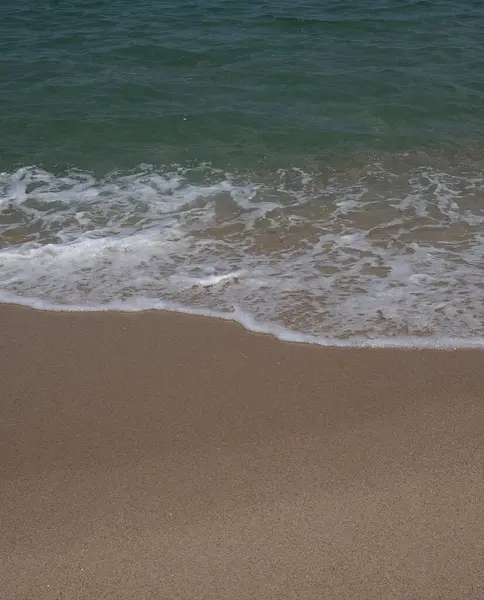 Kumsalda deniz köpüğü dalgası.