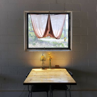 Beyaz arkaplanı olan eski pencere